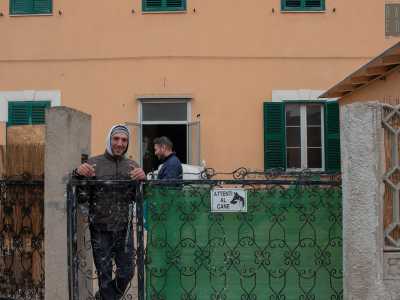 Davanti a un villino rosa in ristrutturazione incontriamo due operai al lavoro. �Lo chiamate "villaggio"? - ironizza uno dei due manovali -. Ma se non c'� nemmeno una salumeria�